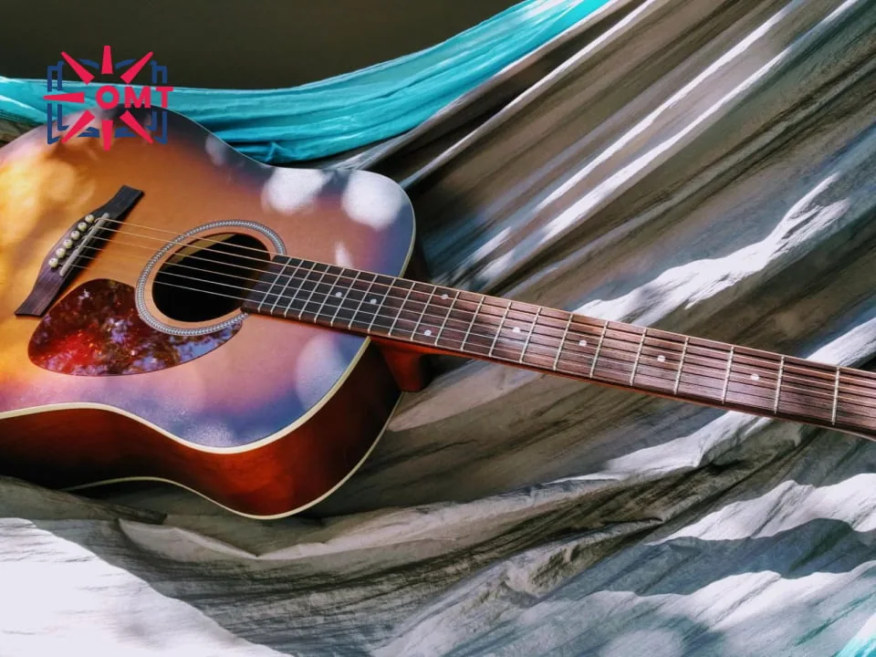 dan-guitar-chi-gom-hai-bo-phan-la-thung-va-day-dan