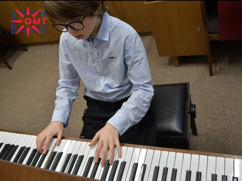 dung-ngai-tro-chuyen-coi-mo-voi-giao-vien-piano