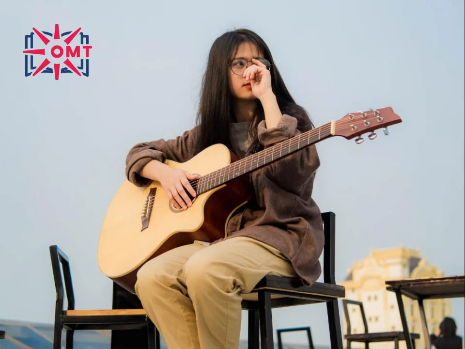 hoc-dan-guitar-hay-violin-se-thich-hop-hon-voi-nguoi-moi