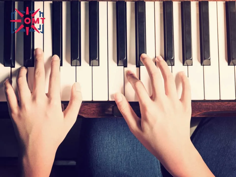 luyen-tap-dat-ngon-tay-dung-vi-tri-hoc-danh-dan-piano-tre-em