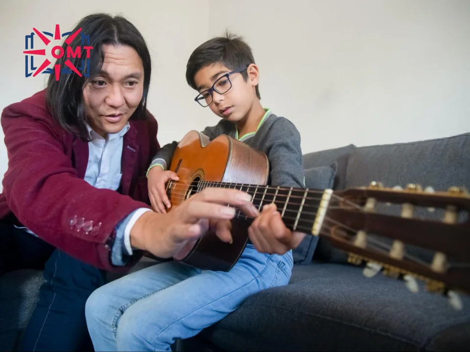 viec-thue-gia-su-day-dan-guitar-tai-nha-lieu-co-can-thiet-khong